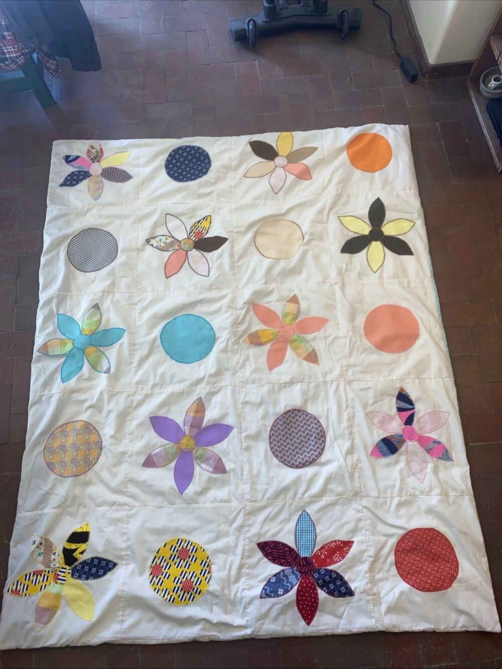 Vintage 1960s Mid-Century Handmade Medium Weight Quilt Throw Twin 69”x 55”